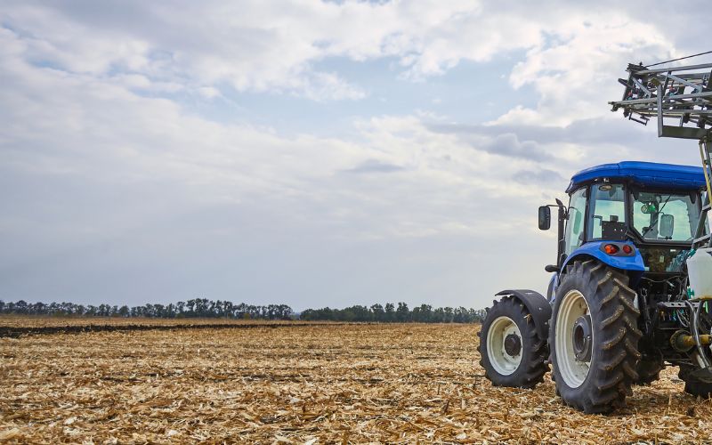 używany niebieski traktor