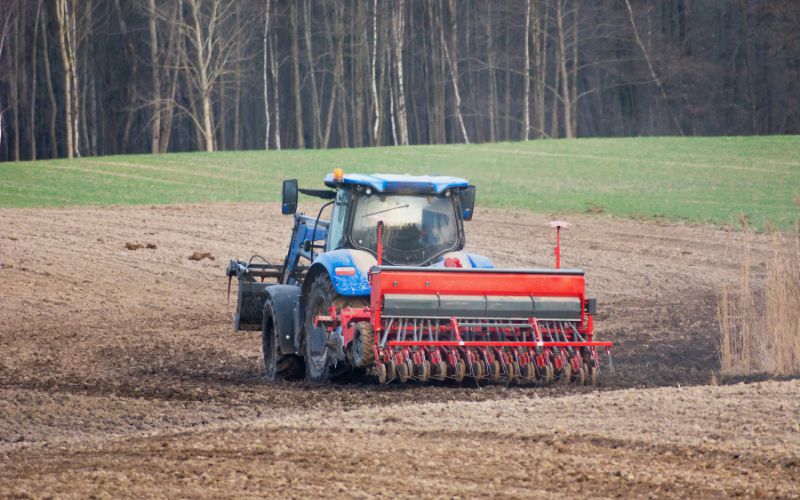 traktor z siewnikiem