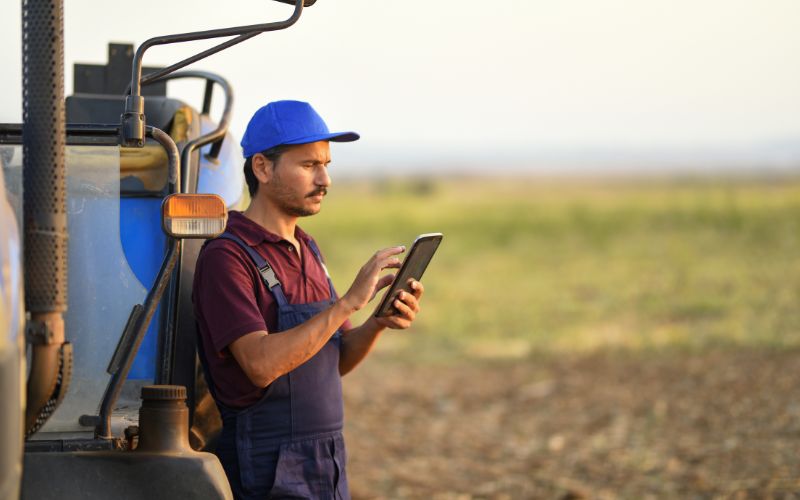 rolnik przegląda giełdę maszyn online