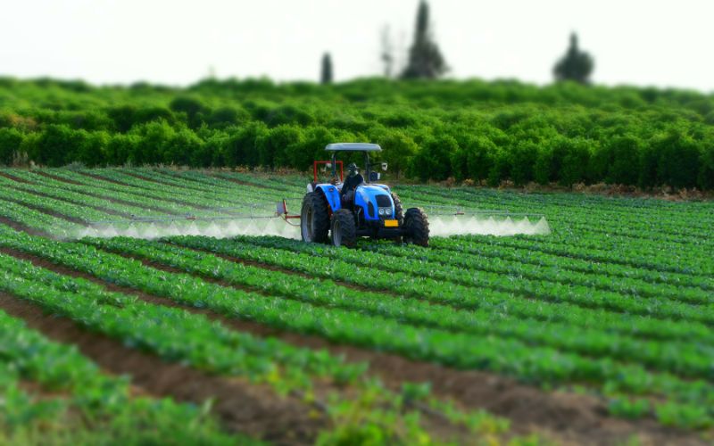 traktor z gps robiący oprysk