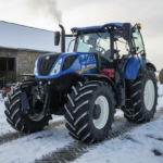 Ciągnik New Holland T7 przygotowany do pracy zimą na gospodarstwie